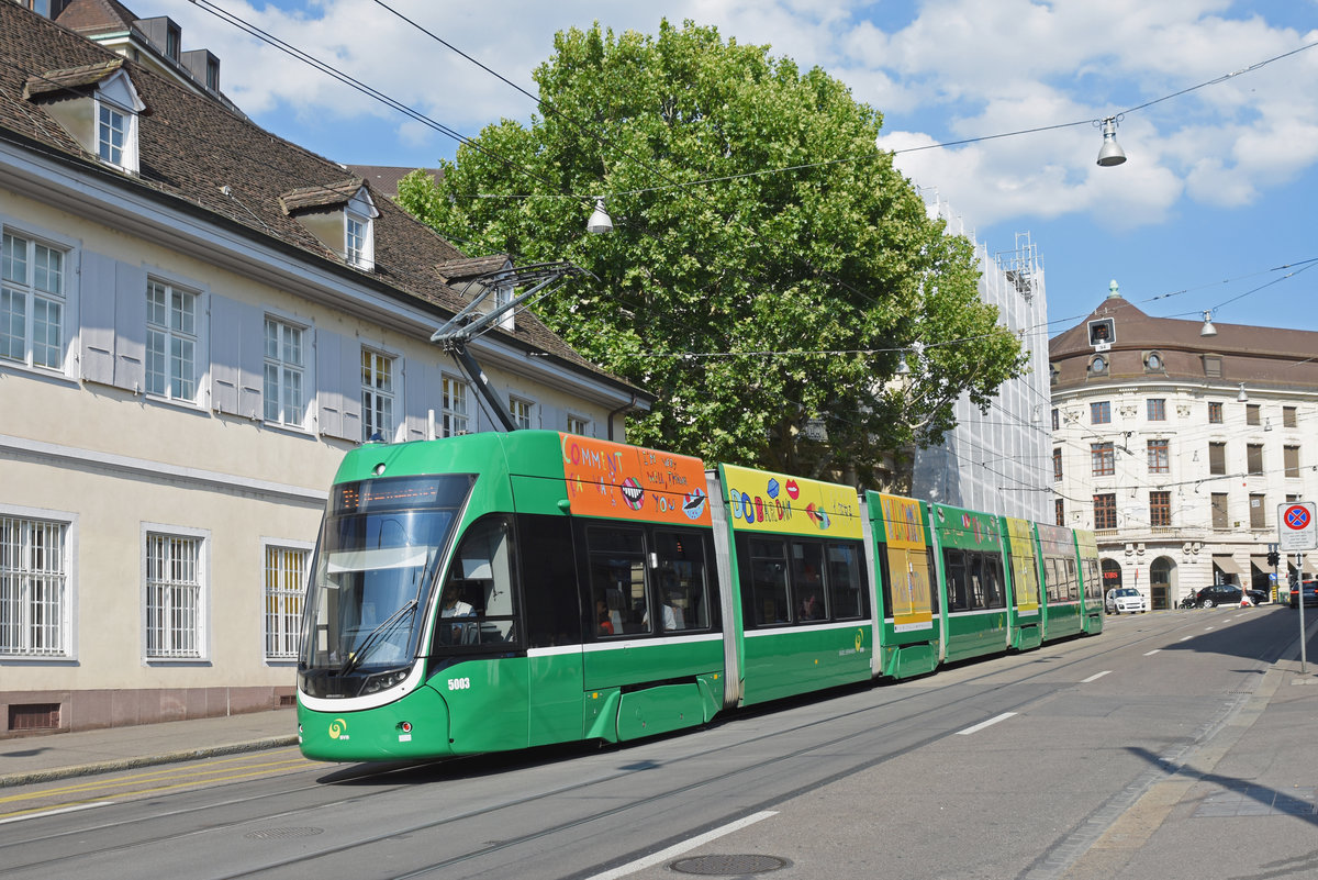 Be 6/8 Flexity 5003, auf der Linie 14, ist zur Zeit als Sprachentram unterwegs, und fährt den Steineberg hinunter zur Haltestelle Barfüsserplatz. Die Aufnahme stammt vom 13.07.2018.