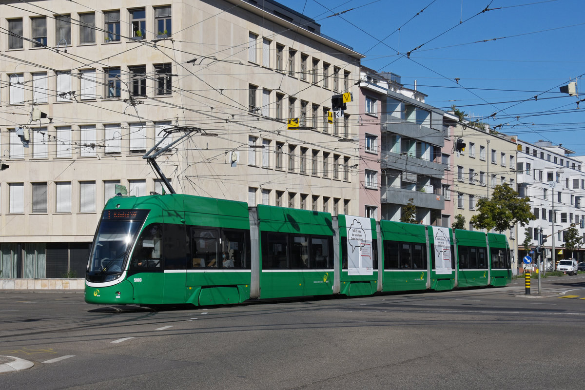 Be 6/8 Flexity 5003, auf der Linie 14, fährt bei der Haltestelle Dreirosenbrücke ein. Die Aufnahme stammt vom 09.09.2020.