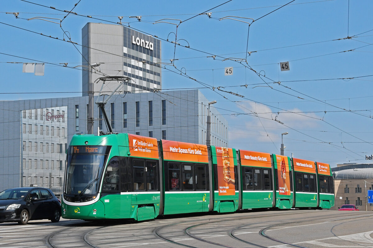 Be 6/8 Flexity 5003, auf der wegen einer Grossbaustelle zwischen Hardstrasse und Pratteln umgeleiteten Linie 14, fährt am 24.06.2024 bei der Haltestelle Münchensteinerstrasse ein.