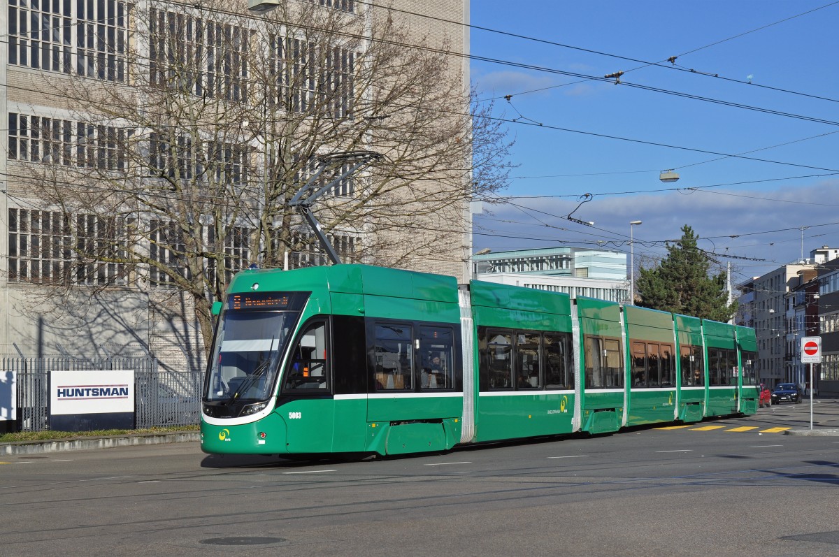 Be 6/8 Flexity 5003, auf der Linie 8, fährt zur Haltestelle CIBA. Die Aufnahm stammt vom 11.02.2016.