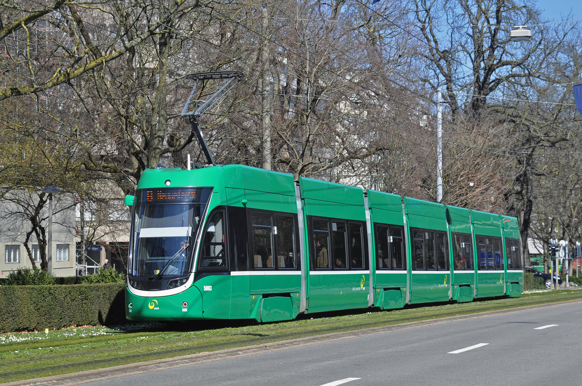 Be 6/8 Flexity 5003, auf der Linie 8, fährt zur Haltestelle am Bahnhof SBB. Die Aufnahme stammt vom 26.03.2016.