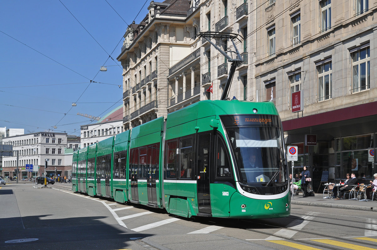 Be 6/8 Flexity 5003, auf der Linie 8, fährt zur Haltestelle am Bahnhof SBB. Die Aufnahme stammt vom 19.04.2016.