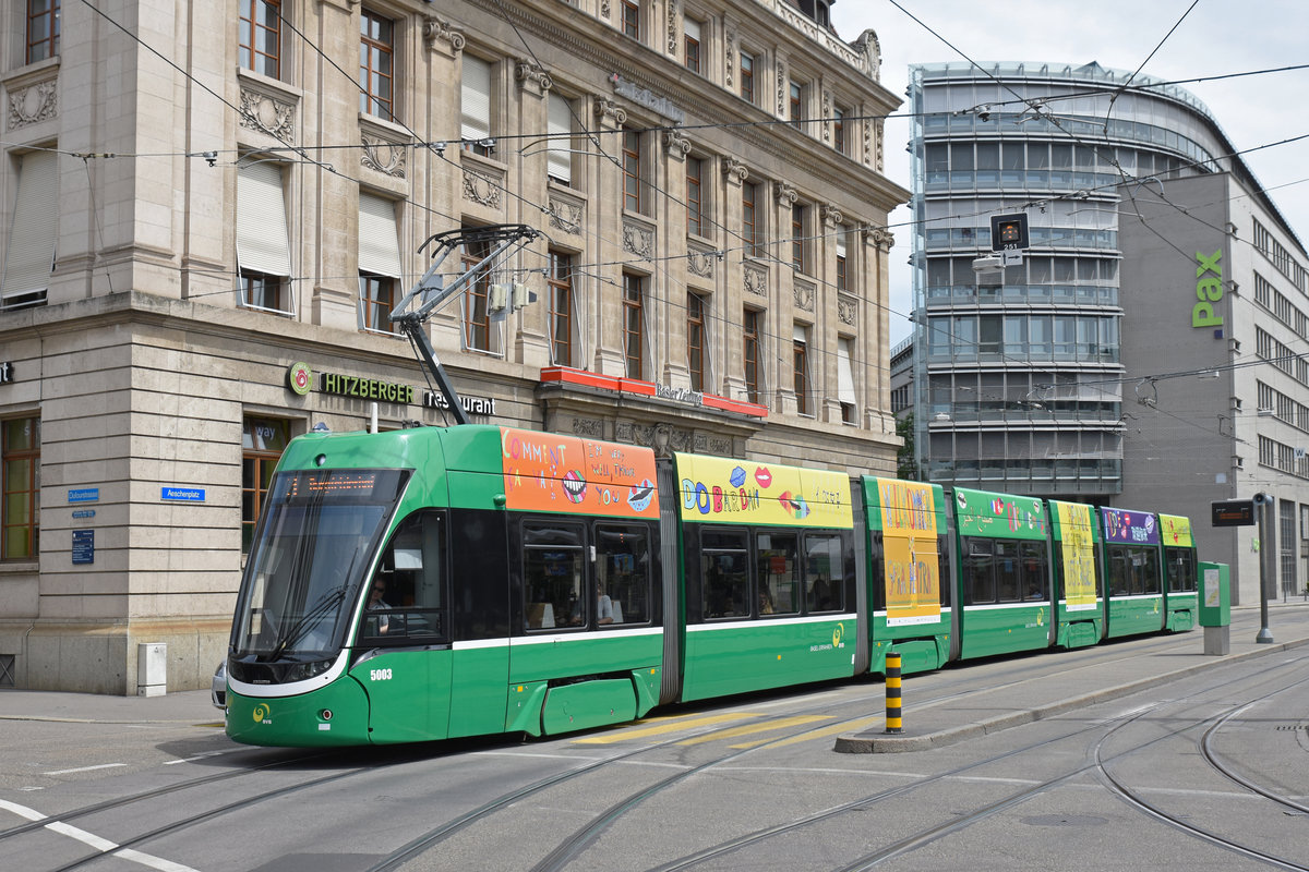Be 6/8 Flexity 5003, fährt zur Zeit als Sprachentram auf der Linie 3. Hier fährt der Flexity zur Haltestelle am Aeschenplatz. Die Aufnahme stammt vom 26.05.2018.