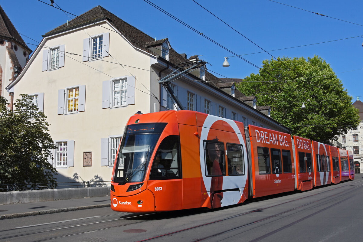 Be 6/8 Flexity 5003 mit der Sunrise Werbung, auf der Linie 14, fährt den Steinenberg hinunter zur Haltestelle Barfüsserplatz. Die Aufnahme stammt vom 17.07.2022.