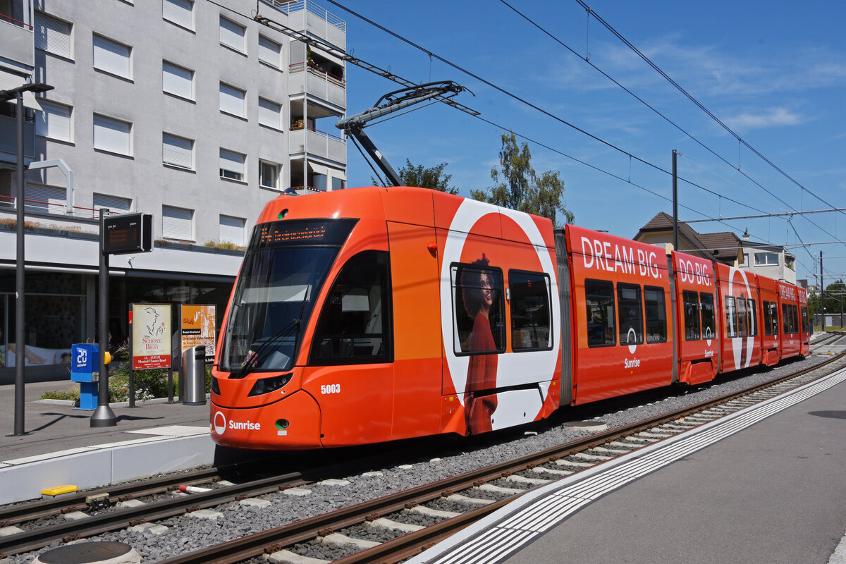 Be 6/8 Flexity 5003 mit der Sunrise Werbung, auf der Linie 14, wartet an der Endstation in Pratteln. Die Aufnahme stammt vom 17.07.2022.