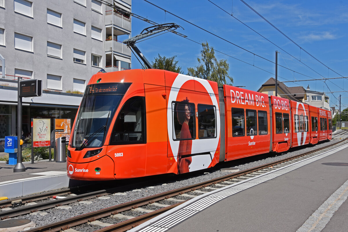 Be 6/8 Flexity 5003 mit der Sunrise Werbung, auf der Linie 14, wartet an der Endstation in Pratteln. Die Aufnahme stammt vom 17.07.2022.