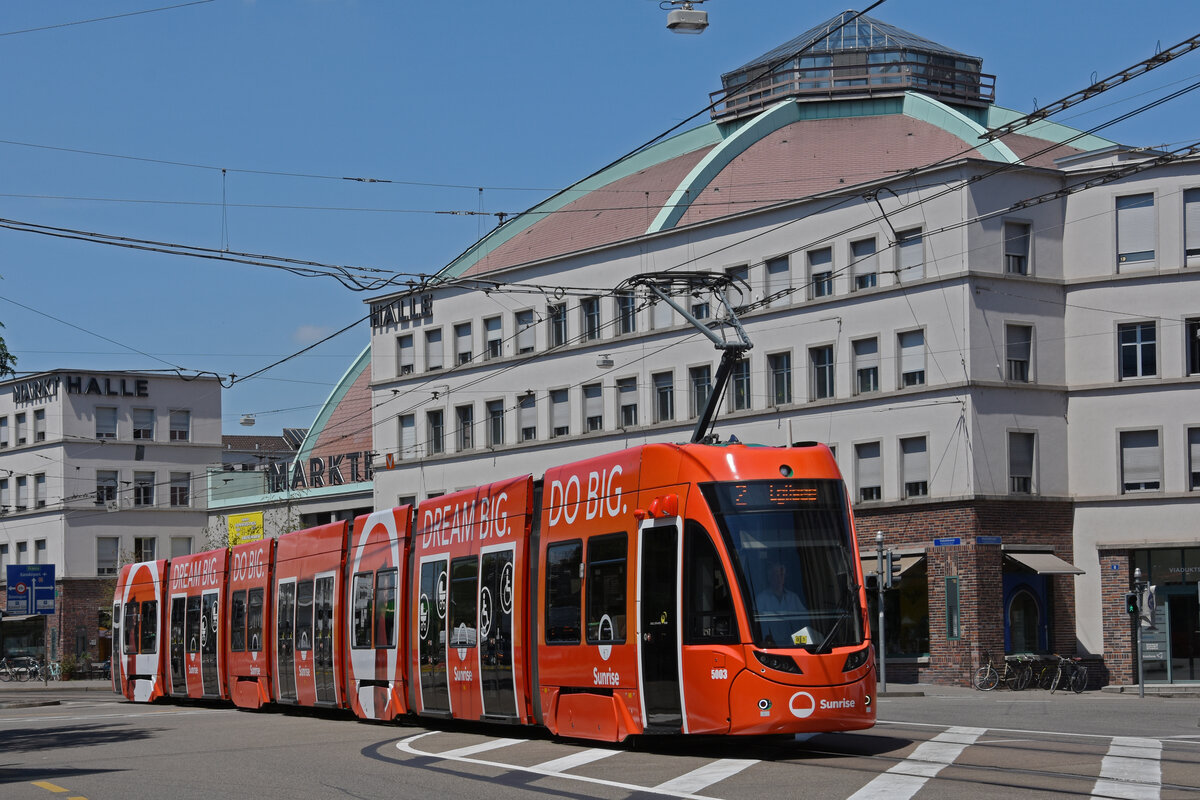 Be 6/8 Flexity 5003 mit der Sunrise Werbung, auf der Linie 2, fährt zur Haltestelle am Bahnhof SBB. Die Aufnahme stammt vom 06.07.2022.