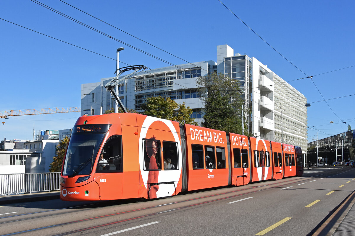 Be 6/8 Flexity 5003 mit der Sunrise Werbung, auf der Linie 8, fährt am 05.10.2022 zur Haltestelle ZOO Bachletten.