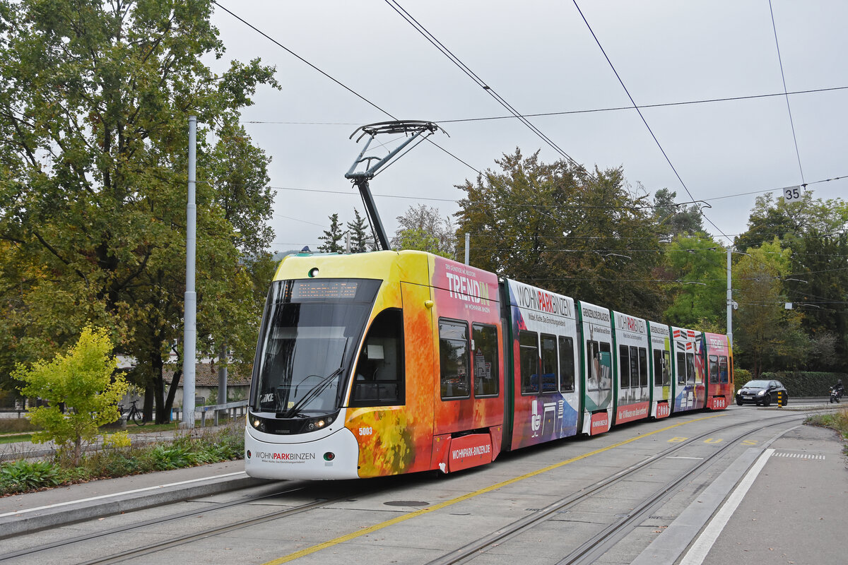Be 6/8 Flexity 5003 mit der Werbung f�r den Wohnpark Binzen, auf der Linie 6, f�hrt am 19.10.2026 bei der Haltestelle Weilstrasse ein. Aufnahme Riehen.