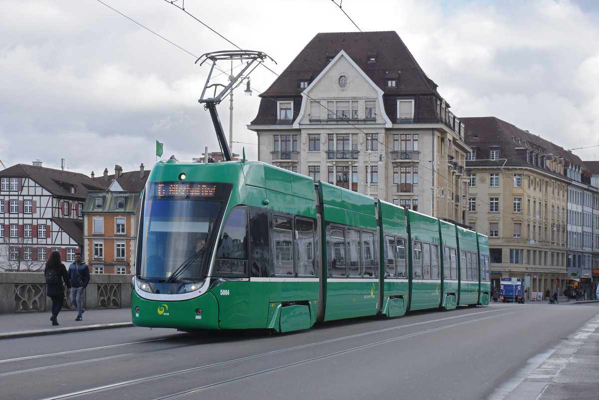 Be 6/8 Flexity 5004, auf der Linie 6, überquert die Mittlere Rheinbrücke. Die Aufnahme stammt vom 03.03.2020.