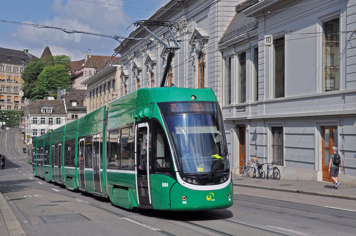 Be 6/8 Flexity 5004, auf der Linie 14, fährt am 22.07.2024 den Steinenberg hoch zur Haltestelle Bankverein. Aufnahme Basel.