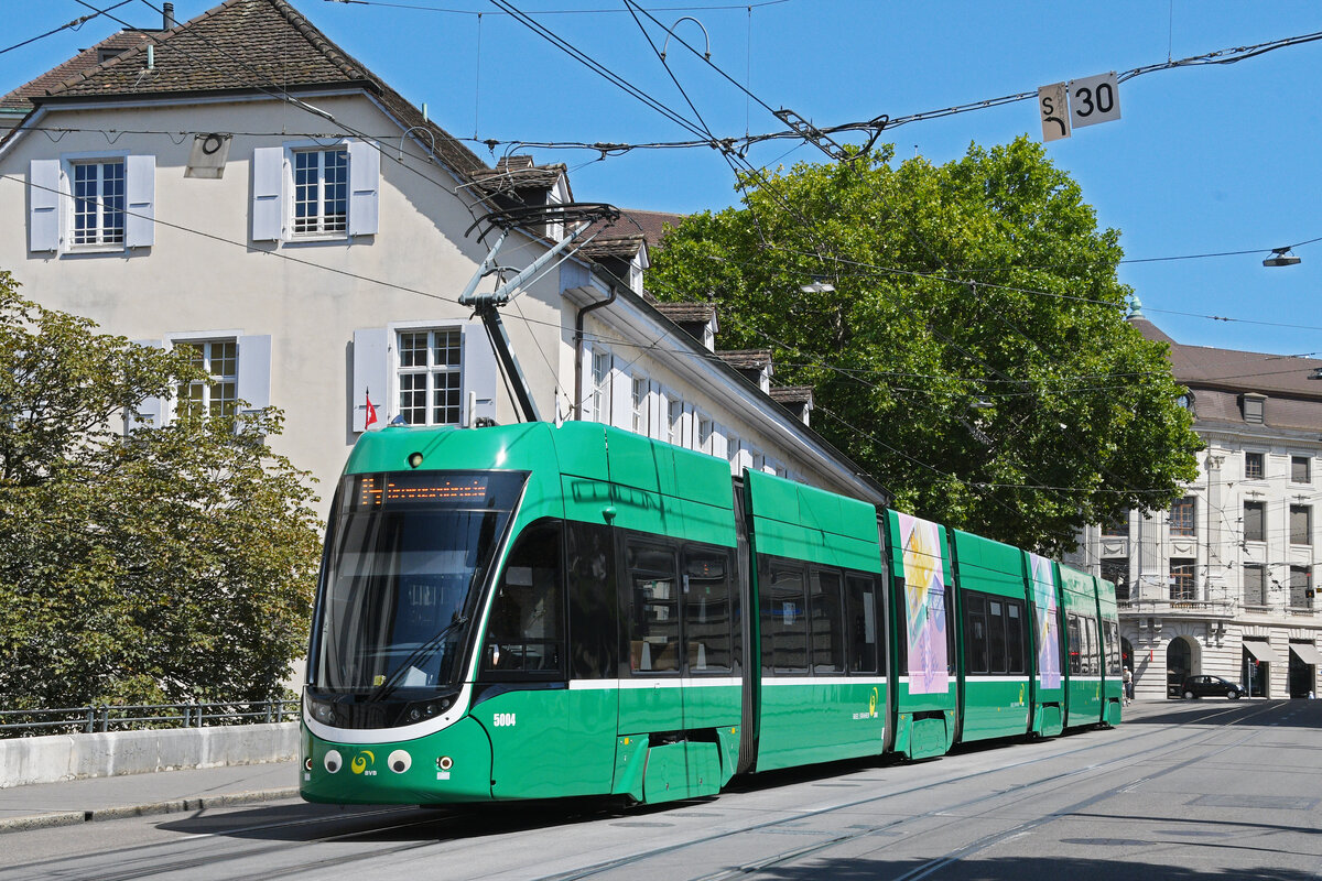 Be 6/8 Flexity 5004, auf der Linie 14, fährt am 11.08.2025 den Steinenberg hinunter zur Haltestelle Barfüsserplatz. Aufnahme Basel.