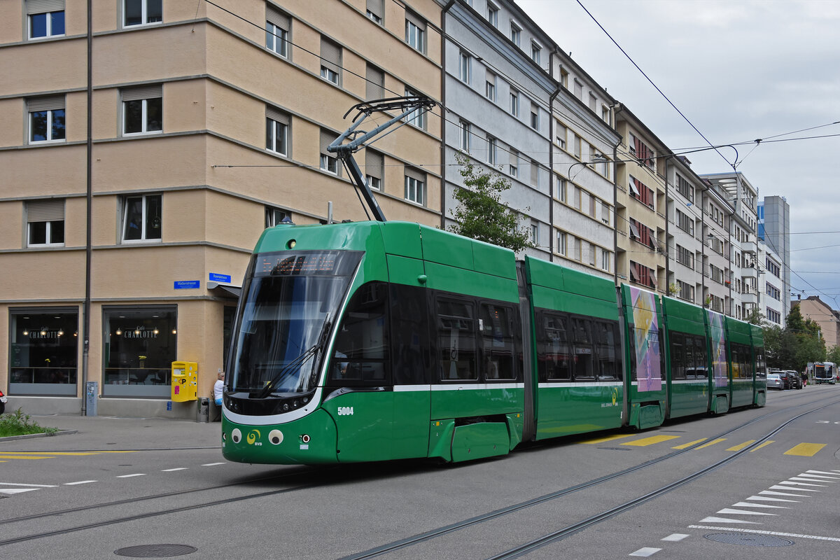 Be 6/8 Flexity 5004, auf der Linie 6, fährt am 02.09.2025 bei der Haltestelle Gewerbeschule ein. Aufnahme Basel.