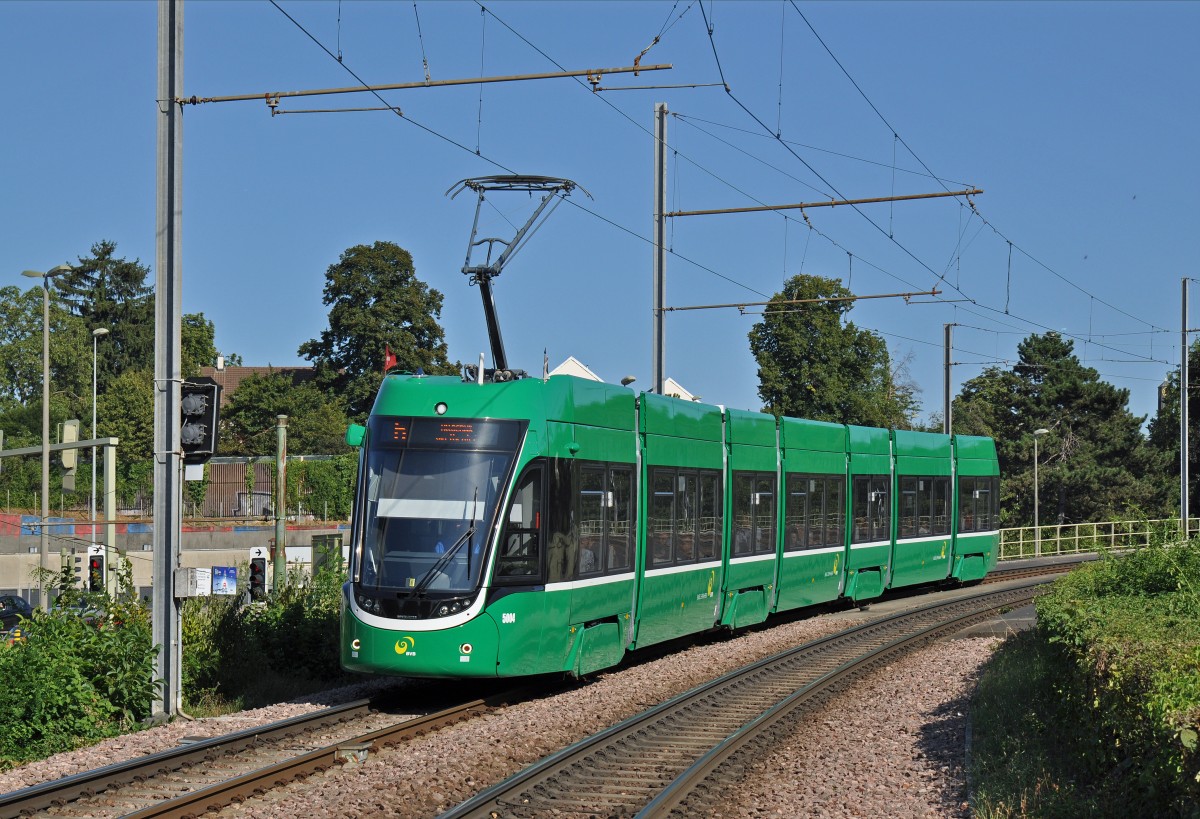 Be 6/8 Flexity 5004 auf der Linie 6 kurz vor der Haltestelle St. Jakob. Die Linie 6 fährt wahrend einer Großbaustelle in der Innerstadt von Pratteln via Theater nach Allschwil und als Linie 14 von Allschwil nach Muttenz/Pratteln. Die Aufnahme stammt vom 05.08.2015.