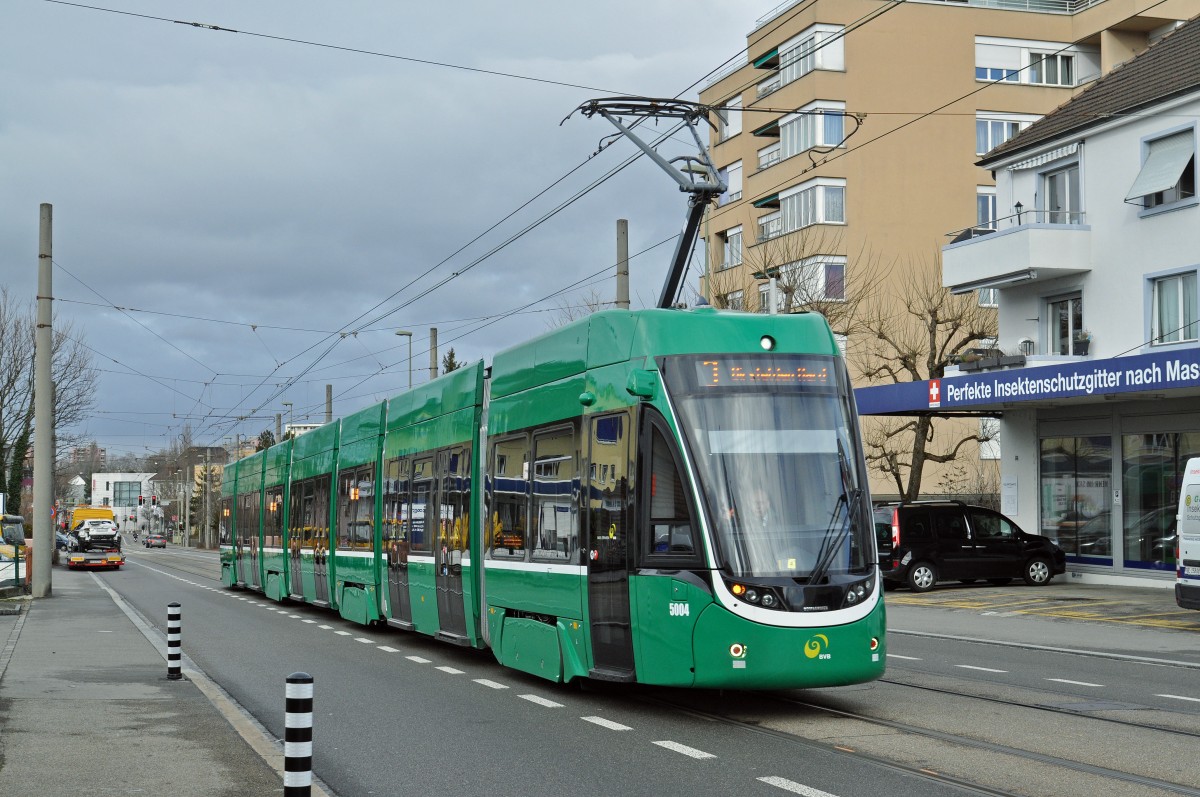 Be 6/8 Flexity 5004 auf der Linie 3 fährt zur Haltestelle Salinenstrasse. Die Aufnahme stammt vom 13.01.2016.