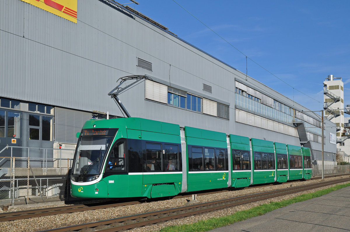 Be 6/8 Flexity 5004, auf der Linie 14, fährt zur Haltestelle Lachmatt. Die Aufnahme stammt vom 08.11.2015.