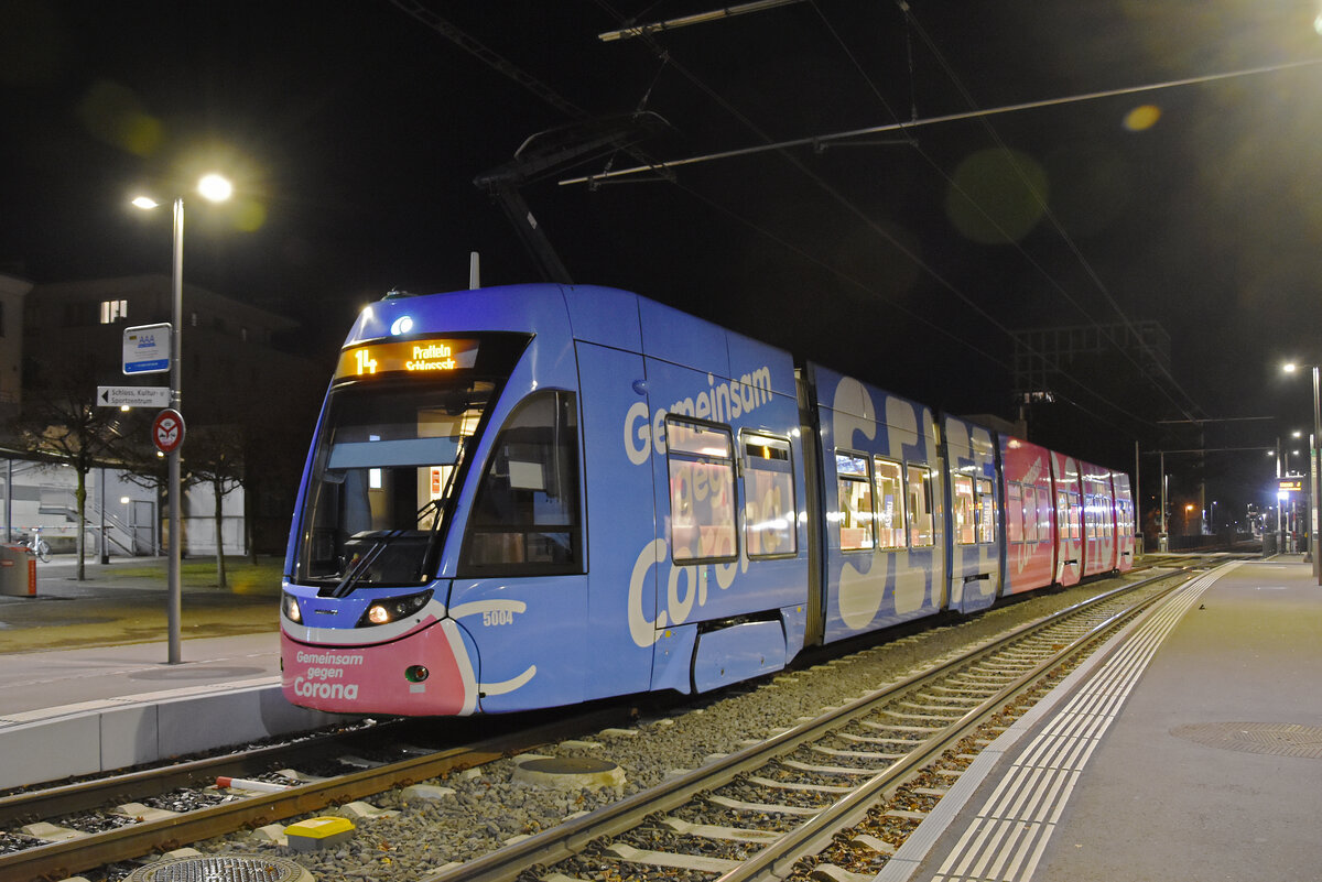 Be 6/8 Flexity 5004  Gemeinsam gegen Corona , auf der Linie 14, wartet an der Endstation in Pratteln. Die Aufnahme stammt vom 13.12.2021.
