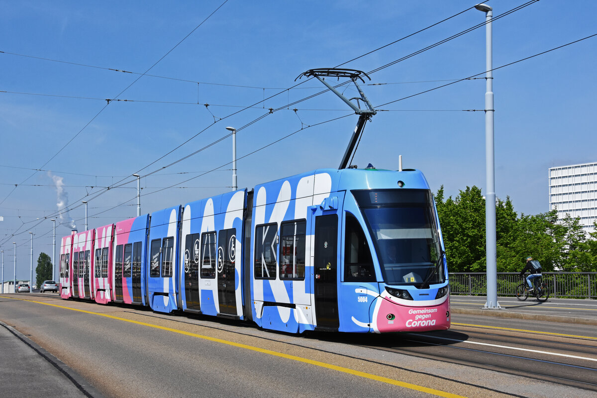 Be 6/8 Flexity 5004  Gemeinsam gegen Corona , auf der Linie 1, überquert die Dreirosenbrücke. Die Aufnahme stammt vom 02.05.2022.