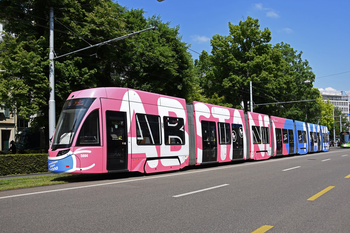 Be 6/8 Flexity 5004  Gemeinsam gegen Corona  auf der Linie 8, fährt zur Haltestelle am Aeschenplatz. Die Aufnahme stammt vom 09.05.2022.