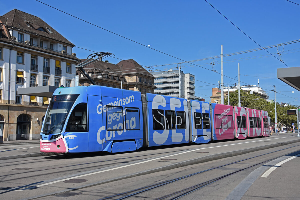 Be 6/8 Flexity 5004  Gemeinsam gegen Corona , auf der Linie 6, bedient die Haltrestelle am badischen Bahnhof. Die Aufnahme stammt vom 25.08.2022.