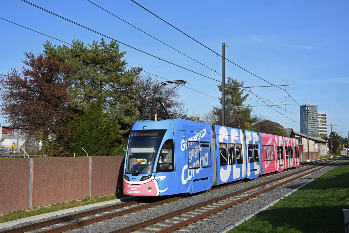 Be 6/8 Flexity 5004  Gemeinsam gegen Corona , auf der Linie 14, fährt am 17.10.2022 zur Haltestelle Kästeli.