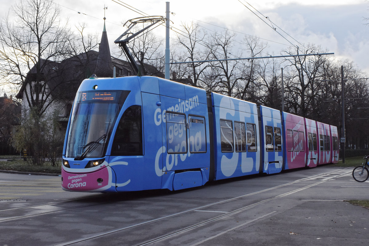 Be 6/8 Flexity 5004 (hier noch ohne Betriebsnummer) mit der Werbung gemeinsam gegen Corona, auf der Linie 8, verlässt die Haltestelle Bundesplatz. Die Aufnahme stammt vom 16.11.2020.