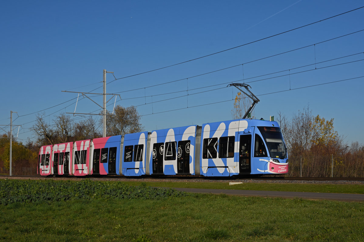 Be 6/8 Flexity 5004 (hier noch ohne Betriebsnummer) mit der Werbung gemeinsam gegen Corona, auf der Linie 14, fährt zur Haltestelle Lachmatt. Die Aufnahme stammt vom 18.11.2020.