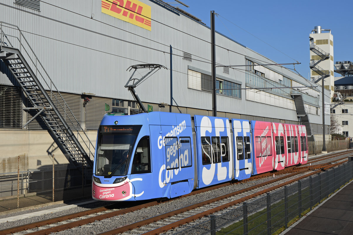 Be 6/8 Flexity 5004 (hier noch ohne Betriebsnummer) mit der Werbung gemeinsam gegen Corona, auf der Linie 14, fährt zur Haltestelle Lachmatt. Die Aufnahme stammt vom 18.11.2020.