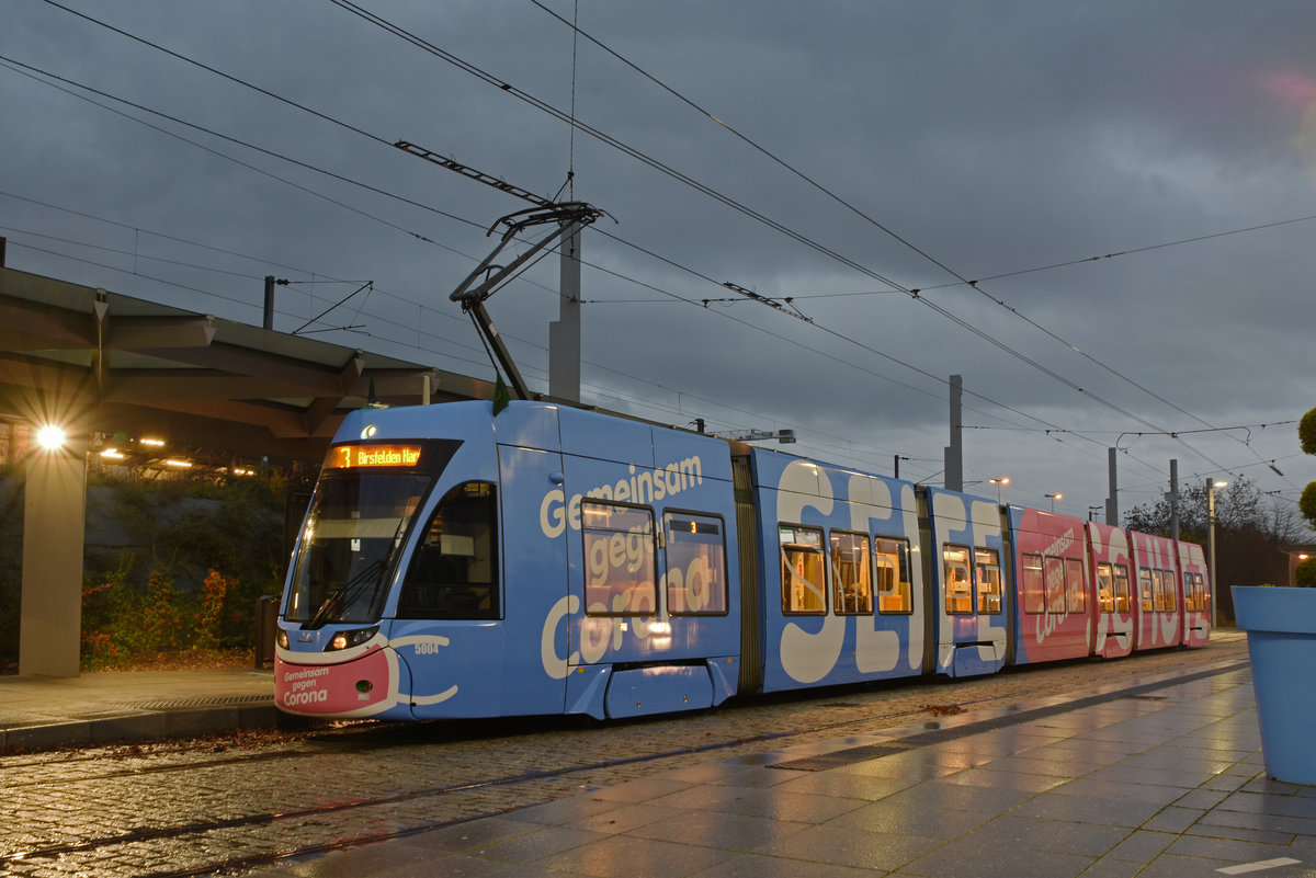 Be 6/8 Flexity 5004 mit der Werbung für GEMEINSAM GEGEN CORONA, auf der Linie 3, wartet an der Endstation beim Bahnhof Saint Louis. Die Aufnahme stammt vom 15.12.2020.