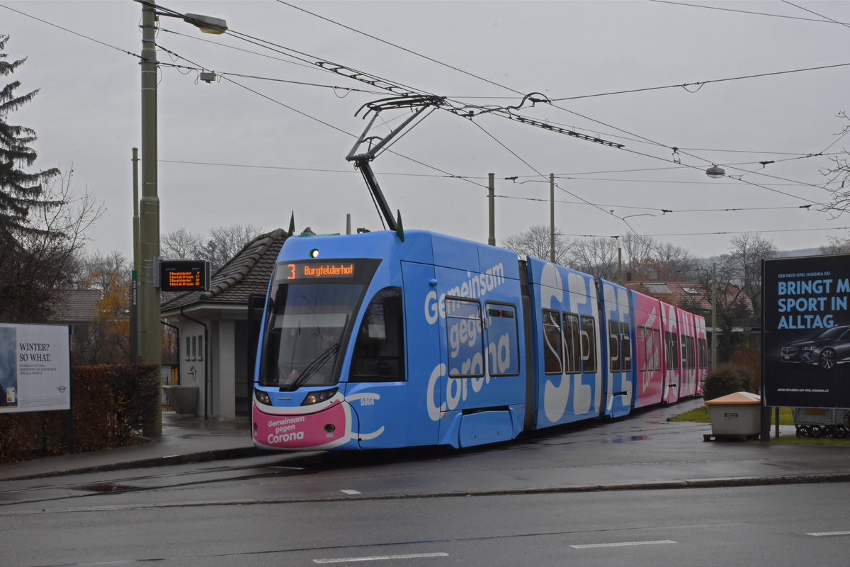 Be 6/8 Flexity 5004 mit der Werbung für gemeinsam gegen Corona, auf der Linie3, wartet an der Endstation in Birsfelden. Die Aufnahme stammt vom 15.12.2020.