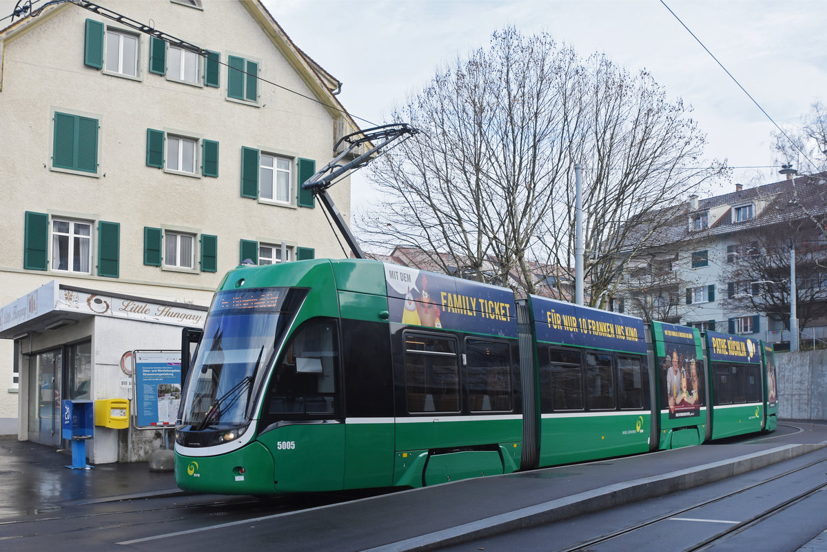 Be 6/8 Flexity 5005, auf der Linie 6, wartet an der Endstation an der Riehen Grenze. Die Aufnahme stammt vom 16.12.2018.