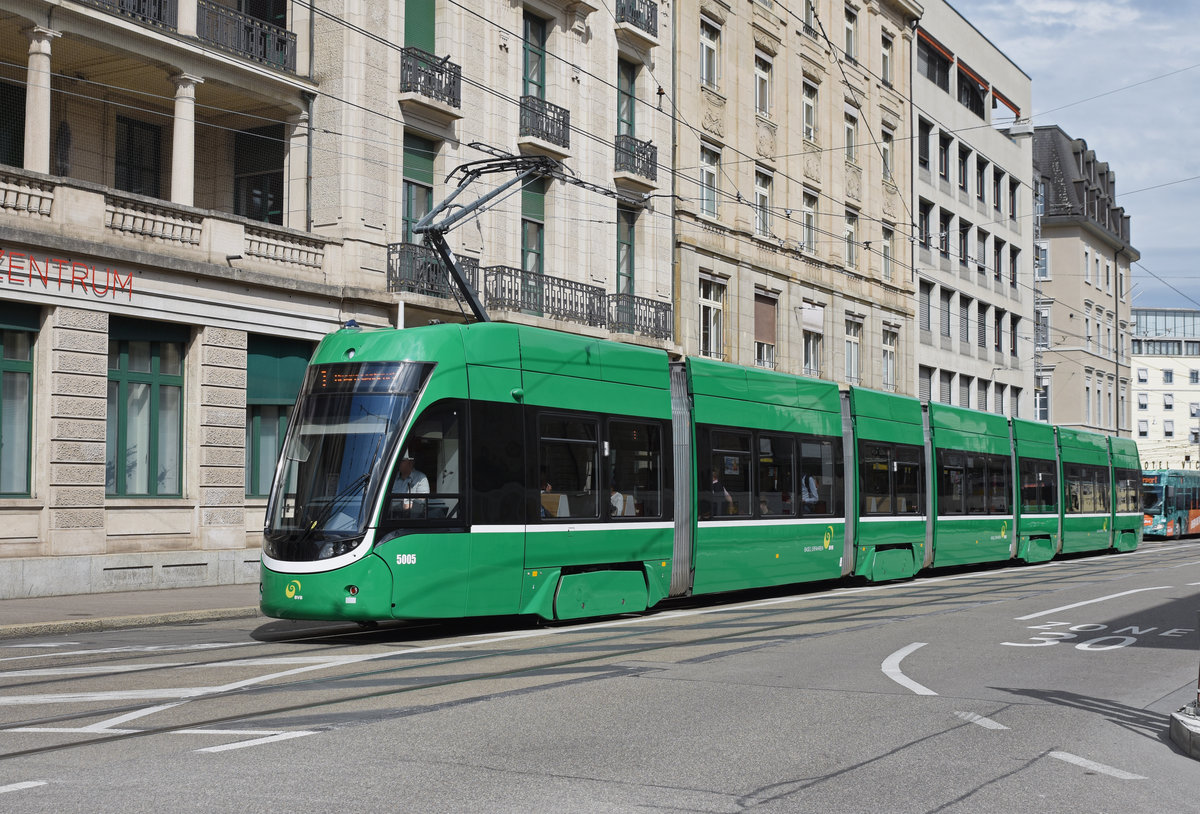 Be 6/8 Flexity 5005, auf der Linie 1, fährt zur Haltestelle Markthalle. Die Aufnahme stammt vom 15.06.2019.