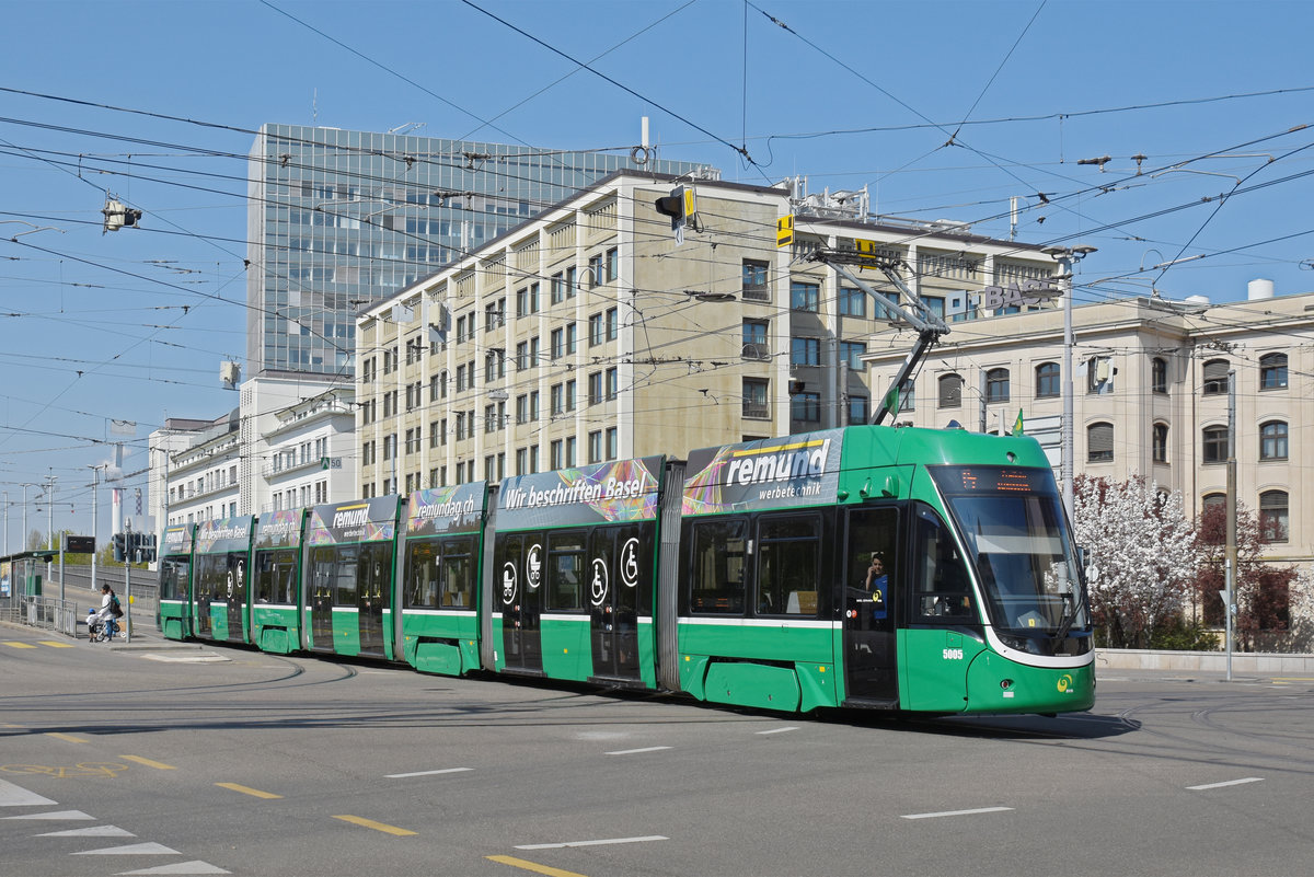 Be 6/8 Flexity 5005, auf der Linie 14, verlässt die Haltestelle Dreirosenbrücke. Die Aufnahme stammt vom 07.04.2020.