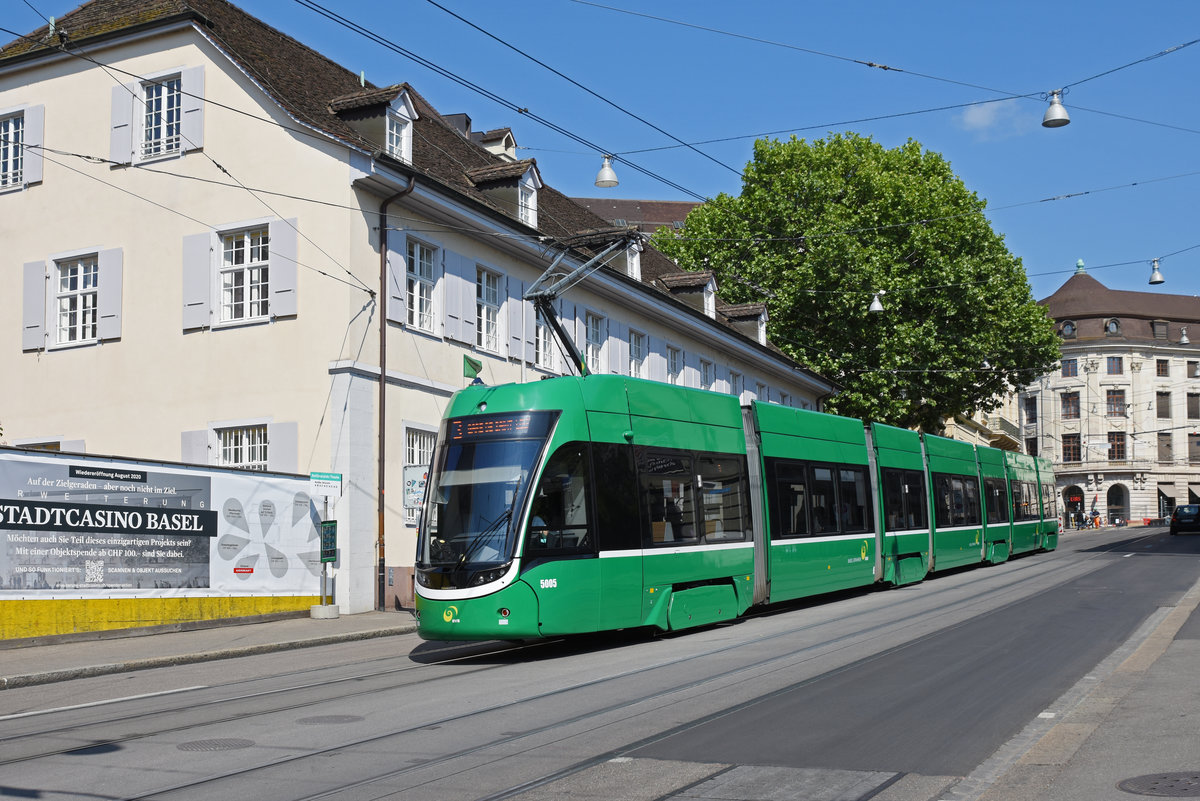 Be 6/8 Flexity 5005, auf der Linie 3, fährt den Steinenberg hinunter zur Haltestelle Barfüsserplatz. Die Aufnahme stammt vom 16.05.2020.