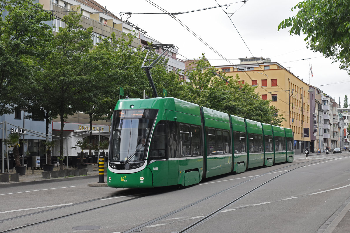Be 6/8 Flexity 5005, auf der Linie 14,fährt bei der Haltestelle Messeplatz ein. Die Aufnahme stammt vom 55.02.2020.