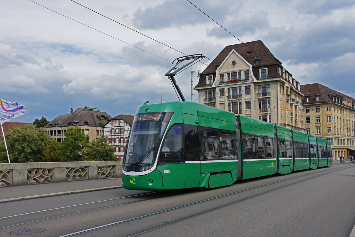 Be 6/8 Flexity 5005, auf der Linie 6 überquert die Mittlere Rheinbrücke. Die Aufnahme stammt vom 26.08.2021.