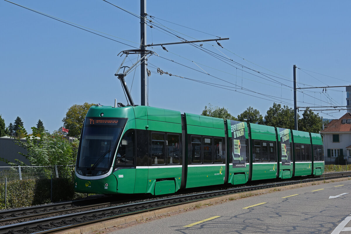 Be 6/8 Flexity 5005, auf der wegen einer Grossbaustelle zwischen Hardstrasse und Pratteln umgeleiteten Linie 14, fährt am 23.08.2024 zur Haltestelle Münchensteinerstrasse. Aufnahme Basel.