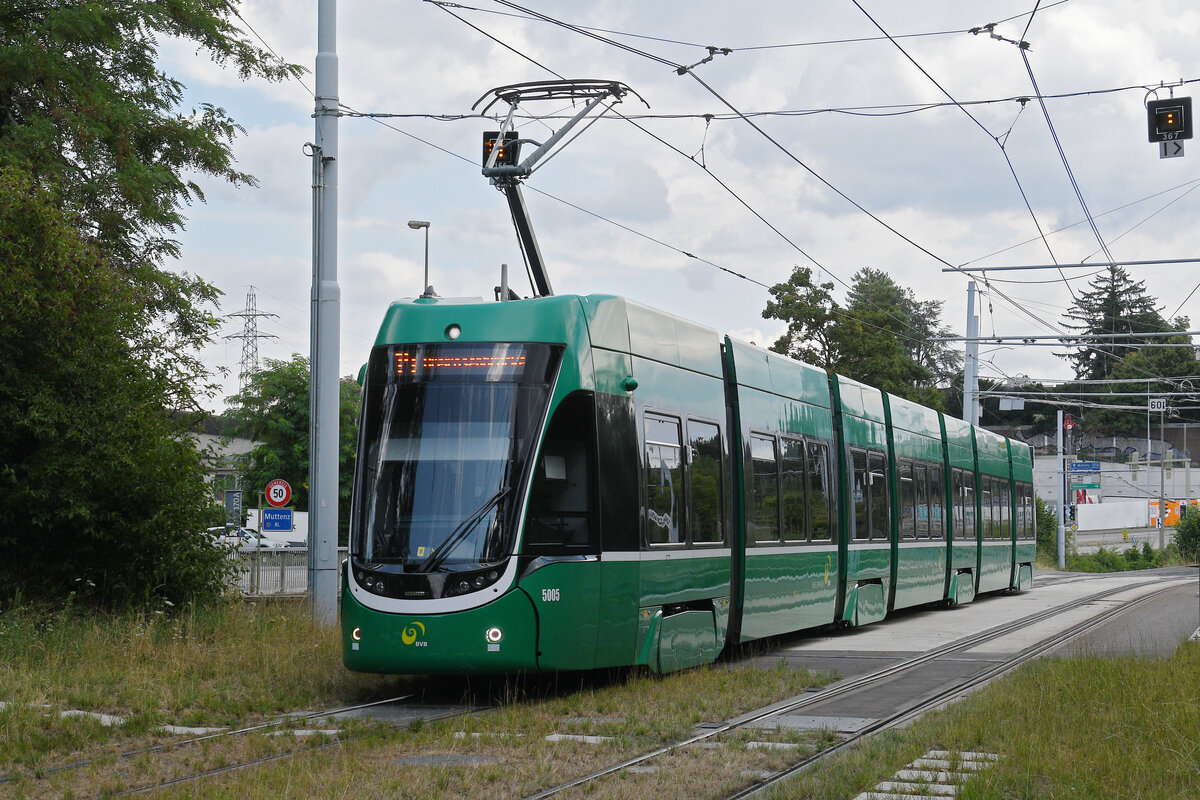 Be 6/8 Flexity 5005, auf der Linie 14, fährt am 14.07.2025 zur Haltestelle St. Jakob. Aufnahme Basel.