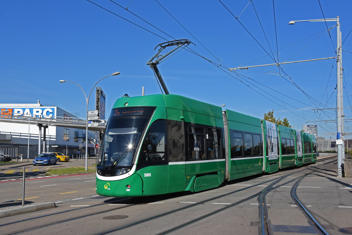Be 6/8 Flexity 5005, auf der wegen einer Grossbaustelle umgeleiteten Linie 14, fährt am 20.09.2025 bei der Endstation M-Parc beim Depot Dreispitz ein. Aufnahme Basel.