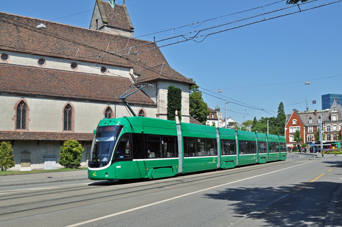 Be 6/8 Flexity 5005, auf der, wegen einer Großbaustelle in der Innerstadt umgeleiteten Linie 8, fährt vom Wettsteinplatz zum Kunstmuseum. Die Aufnahme stammt vom 07.08.2015.