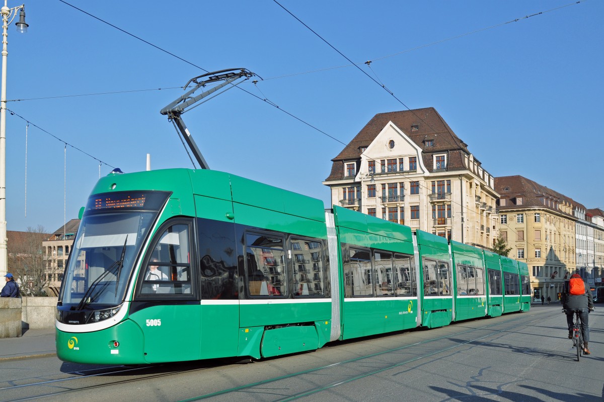 Be 6/8 Flexity 5005 auf der Linie 8 überquert die Mittlere Rheinbrücke. Die Aufnahme stammt vom 30.12.2015.