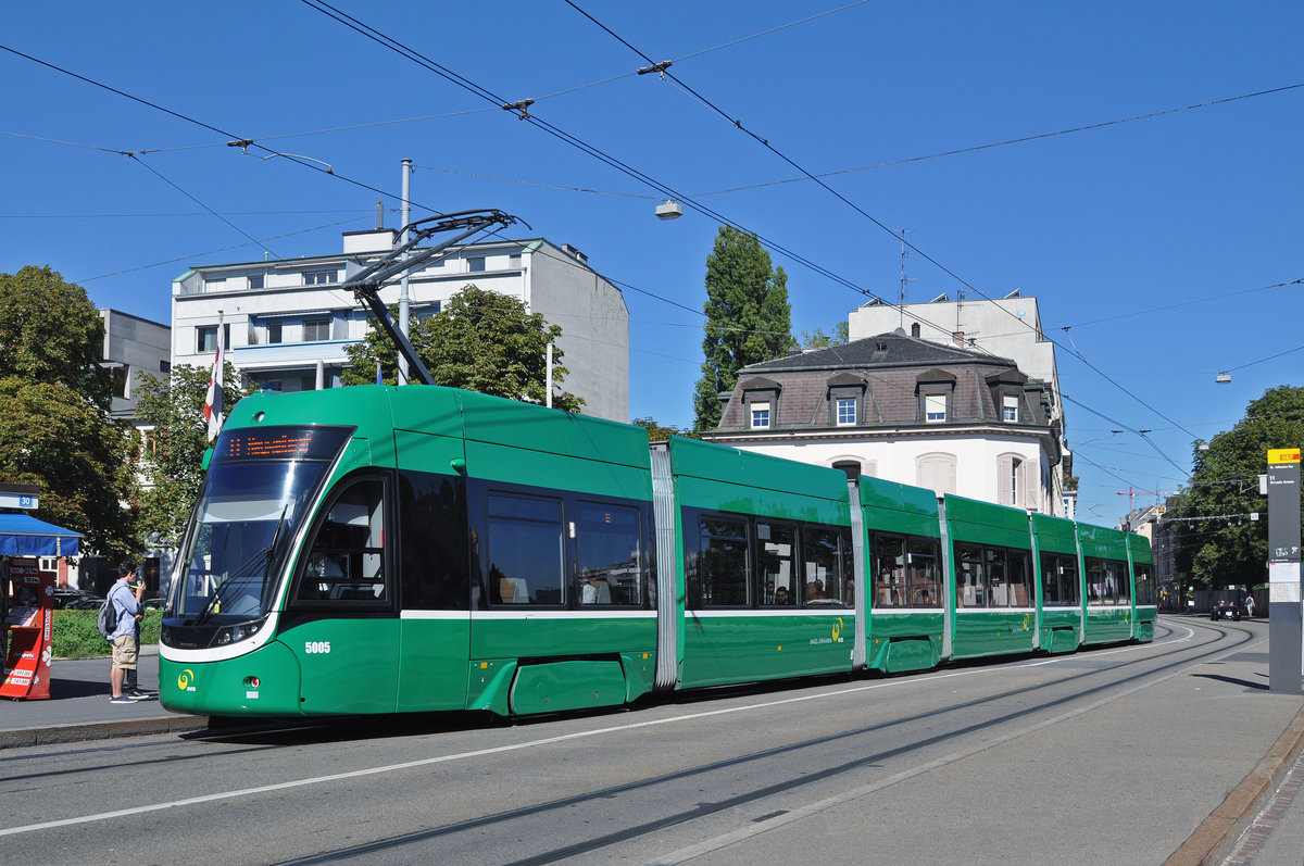 Be 6/8 Flexity 5005, auf der wegen einer Baustelle umgeleiteten Linie 8, bedient die Haltestelle St. Johann Tor. Die Aufnahme stammt vom 07.09.2016.