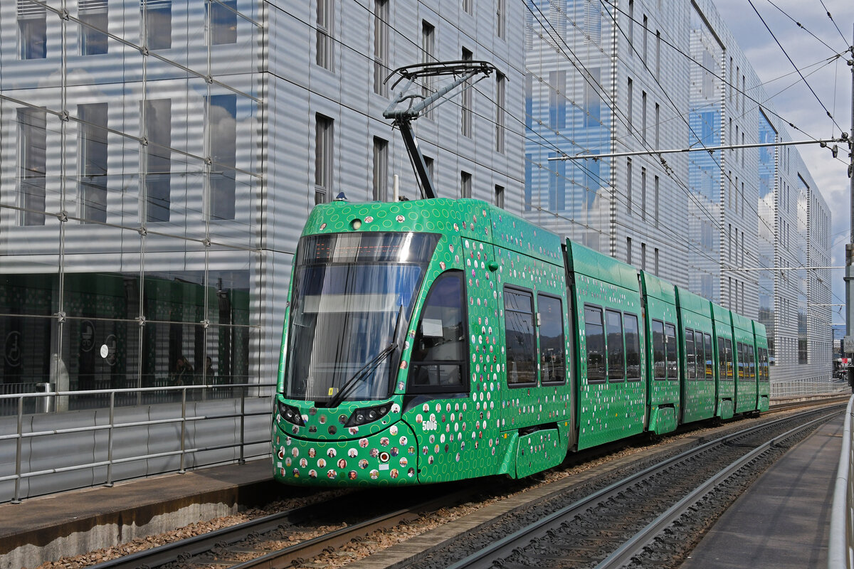 Be 6/8 Flexity 5006  125 Jahre BVB , auf der wegen einer Grossbaustelle zwischen Hardstrasse und Pratteln umgeleiteten Linie 14, fährt am 17.04.2023 zur Haltestelle Peter Merian.