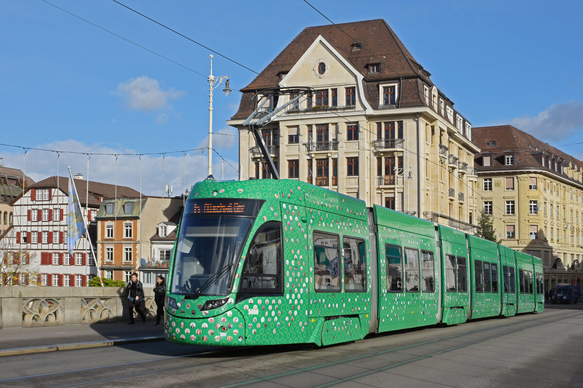 Be 6/8 Flexity 5006  125 Jahre Basler Verkehrsbetriebe  auf der Linie 6, überquert am 24.11.2022 die Mittlere Rheinbrücke.
