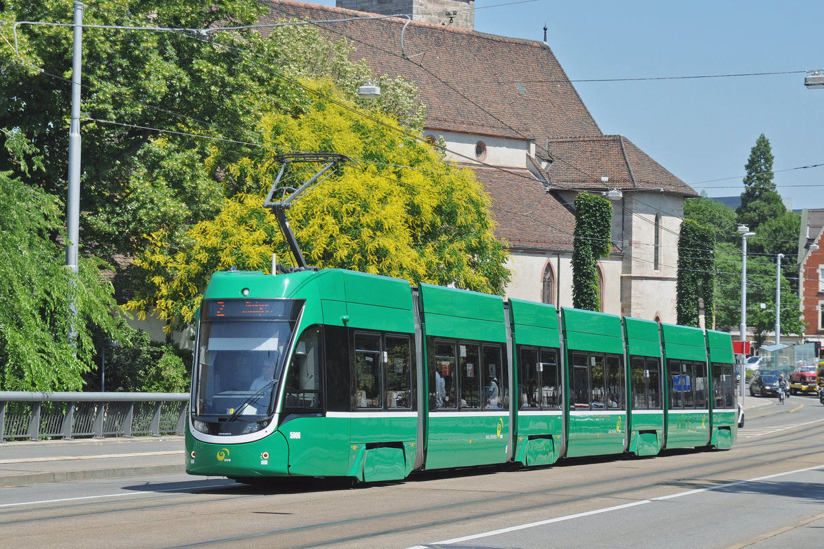 Be 6/8 Flexity 5006, auf der Linie 2, überquert die Wettsteinbrücke. Die Aufnahme stammt vom 19.06.2017.