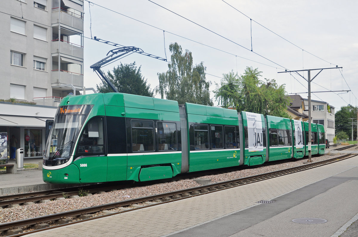 Be 6/8 Flexity 5006, auf der Linie 14, wartet an der Endstation in Pratteln. Die Aufnahme stammt vom 30.08.2017.