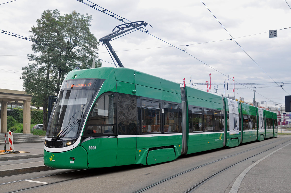 Be 6/8 Flexity 5006, auf der Linie 1, wartet an der Endstation am Badischen Bahnhof. Die Aufnahme stammt vom 30.08.2017.