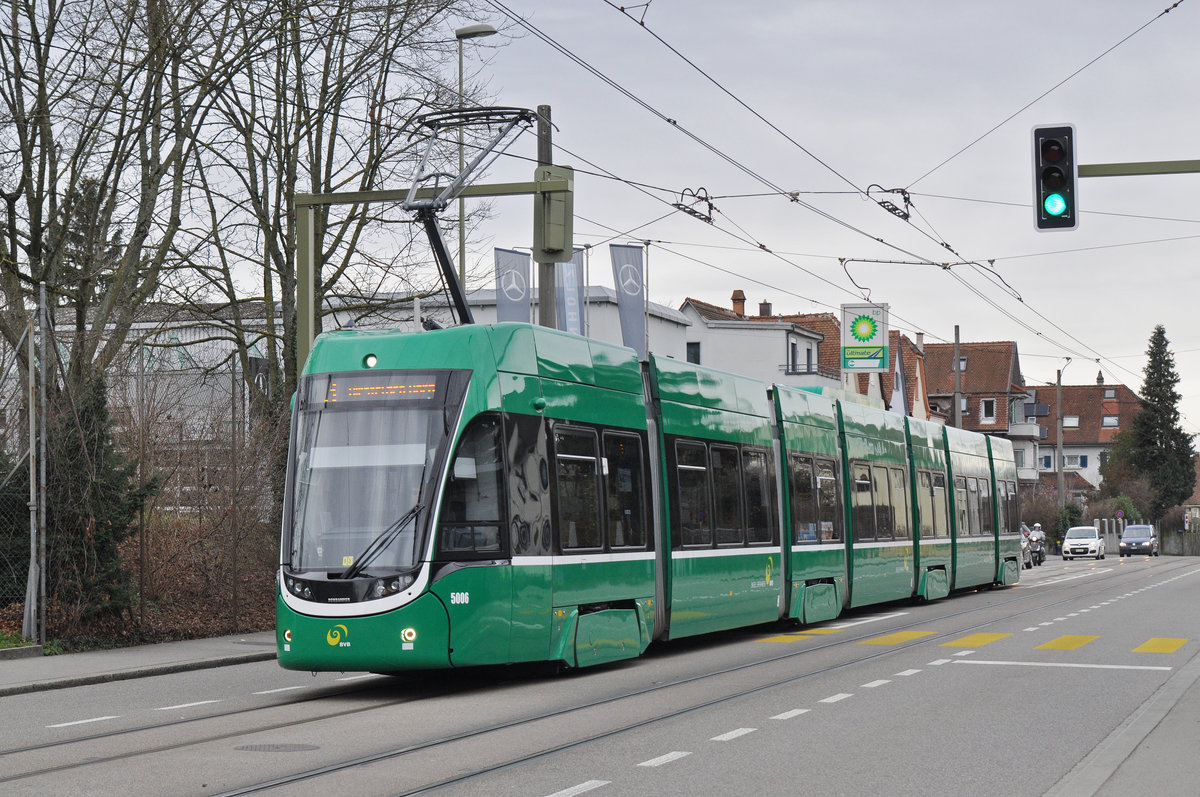 Be 6/8 Flexity 5006, auf der Linie 3, fährt zur Endstation Birsfelder Hard. Die Aufnahme stammt vom 31.01.2018.