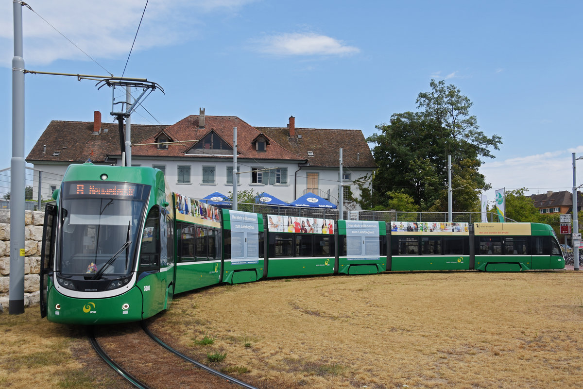 Be 6/8 Flexity 5006, auf der Linie 8, steht in der Schlaufe bei Weil am Rhein. Die Aufnahme stammt vom 07.08.2018.