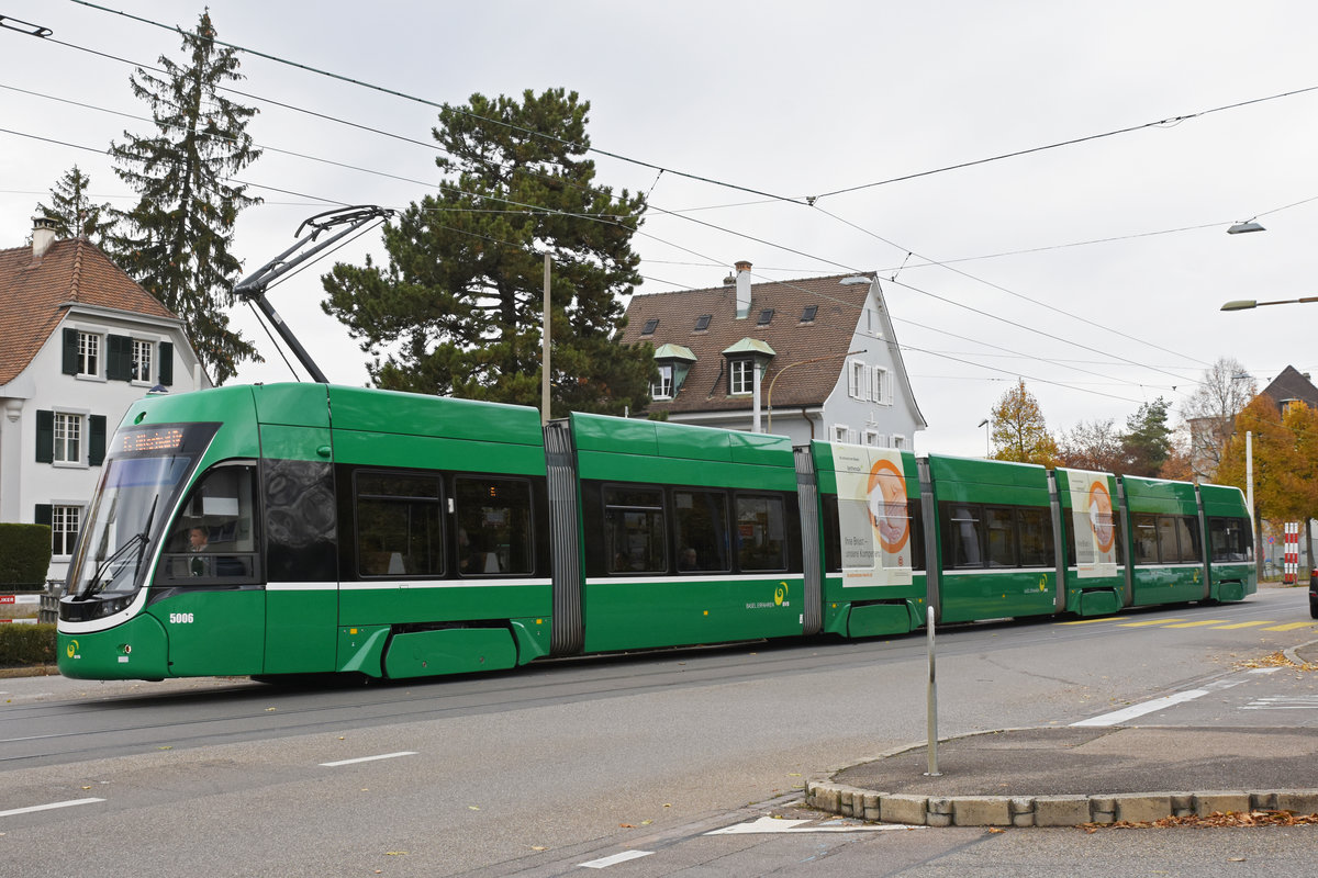 Be 6/8 Flexity 5006, auf der Linie 6, bedient die Haltestelle Kirche. Die Aufnahme stammt vom 10.11.2018.